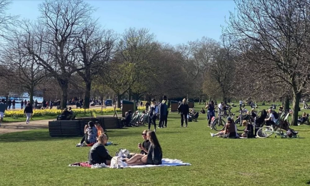 Bρετανία: "Ξεχύθηκαν" στα πάρκα οι πολίτες με αφορμή τον καλό καιρό